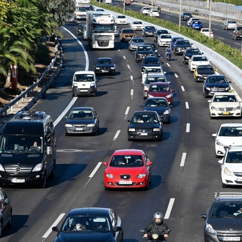 Αλλάζουν όλα στα διπλώματα και τις εξετάσεις οδήγησης: Στο τιμόνι από τα 17, τι περιλαμβάνει το νέο νομοσχέδιo