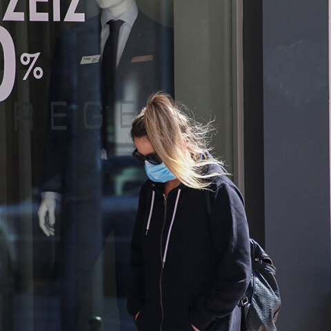 Κοπέλα με μάσκα για τον κορωνοϊό στη Λάρισα (ΦΩΤΟ ΑΡΧΕΙΟΥ) - Πάνω από το 1% ο δείκτης θετικότητας στο νομό