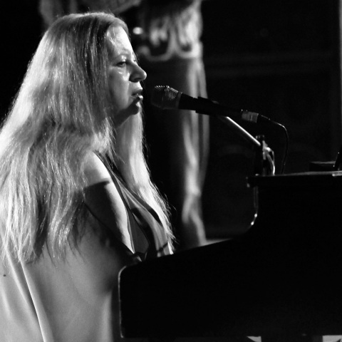 Φεστιβάλ Επιδαύρου - Η Λένα Πλάτωνος παίζει πιάνο κι ερμηνεύει τραγούδια