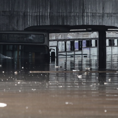 Ποσειδώνος: Πλημμύρισε η γέφυρα - Εγκλωβίστηκε λεωφορείο