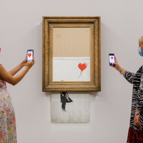 Πουλήθηκε ο περίφημος μισοτεμαχισμένος πίνακας του Banksy