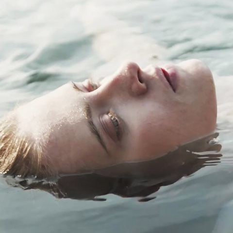 Κεφάλι γυναίκας που κολυμπάει στη θάλασσα