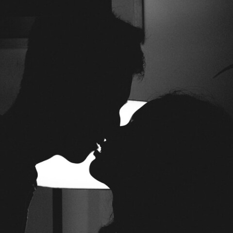 Ζευγάρι που φιλιέται