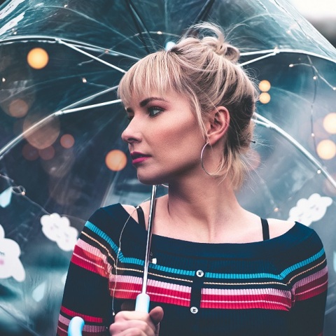 Μια γυναίκα κρατά μια ομπρέλα