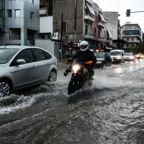 Κακοκαιρία «Μπάλλος»: Δρόμοι... ποτάμια στην Αθήνα - Κλειστά τα σχολεία στην Αττική την Παρασκευή