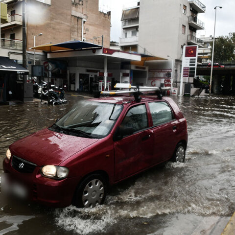 Κακοκαιρία «Μπάλλος»: Πλημμύρισε η Γέφυρα της Χαμοστέρνας στην οδό Θεσσαλονίκης
