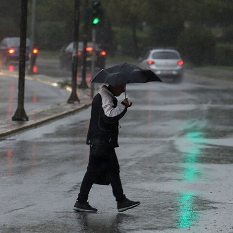 Πολίτης με ομπρέλα στην καταιγίδα - Έντονες βροχές έφερε η κακοκαιρία «Μπάλλος» σε περιοχές στην Αττική
