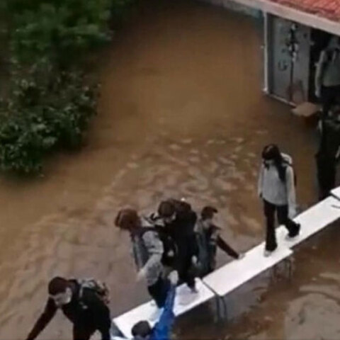 Μαθητές σε πλημμυρισμένο σχολείο στη Νέα Φιλαδέλφεια χρησιμοποιούν μια «γέφυρα» από θρανία