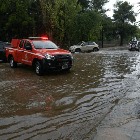 Πλημμυρισμένος δρόμος στον Διόνυσο από την κακοκαιρία «Μπάλλος»