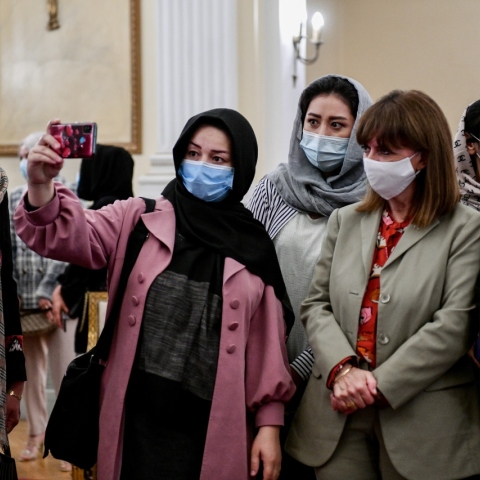 Πρόεδρος της Δημοκρατίας Κατερίνα Σακελλαροπούλου δέχθηκε γυναίκες βουλευτές, δικαστές και δικηγόρους που έφτασαν στη χώρα μας με τις οικογένειές τους από το Αφγανιστάν