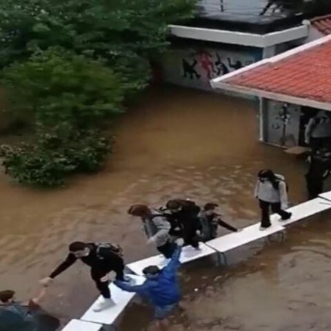 «Γέφυρα» από θρανία έφτιαξαν μαθητές σε πλημμυρισμένο σχολείο 