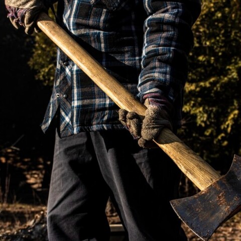 Άνδρας με τσεκούρι