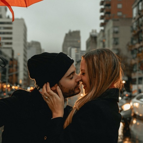 Ένα ζευγάρι φιλιέται στην βροχή. 