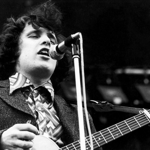 Ο Don McLean τραγουδά και παίζει κιθάρα σε συναυλία