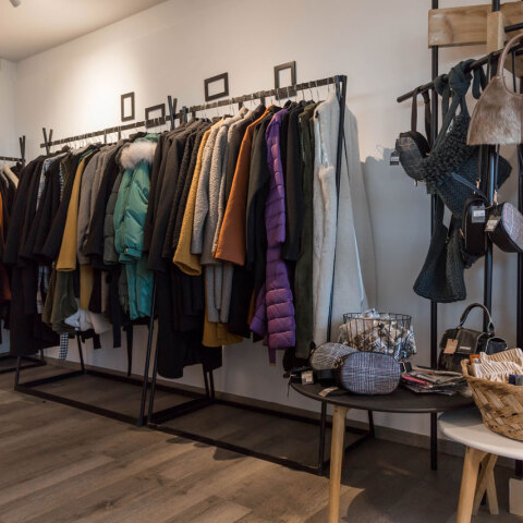 Κρεμάστρες με ρούχα, παπούτσια, αξεσουάρ