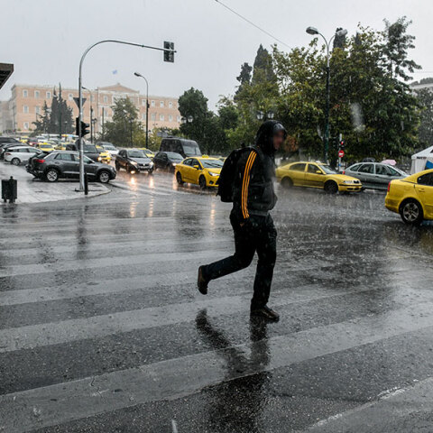 Καταιγίδα στην πλατεία Συντάγματος έφερε η κακοκαιρία «Μπάλλος» στην Αττική - Βροχερός ο καιρός στην πρωτεύουσα μέχρι το πρωί του Σαββάτου, σύμφωνα με την πρόγνωση