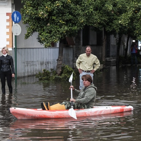 Κακοκαιρία «Μπάλλος»: Βγήκαν οι βάρκες στον Κολωνό