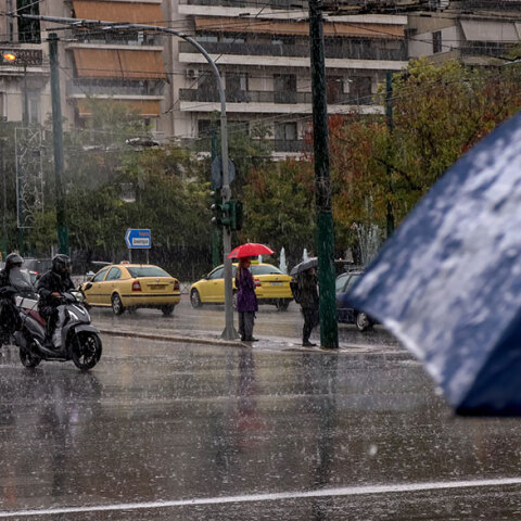 Βροχή στην Αθήνα (ΦΩΤΟ ΑΡΧΕΙΟΥ) - Τα κρούσματα σήμερα Παρασκευή 15 Οκτωβρίου 2021 και την κατανομή τους ανακοίνωσε ο ΕΟΔΥ