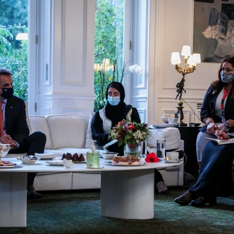 ΣΥΝΑΝΤΗΣΗ ΤΟΥ ΠΡΩΘΥΠΟΥΡΓΟΥ ΚΥΡΙΑΚΟΥ ΜΗΤΣΟΤΑΚΗ ΜΕ ΓΥΝΑΙΚΕΣ ΒΟΥΛΕΥΤΕΣ, ΔΙΚΑΣΤΕΣ ΚΑΙ ΔΙΚΗΓΟΡΟΥΣ ΑΠΟ ΤΟ ΑΦΓΑΝΙΣΤΑΝ (ΒΑΣΙΛΗΣ ΡΕΜΠΑΠΗΣ / EUROKINISSI)