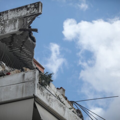 Έπεσε μπαλκόνι πολυκατοικίας στο Χαλάνδρι
