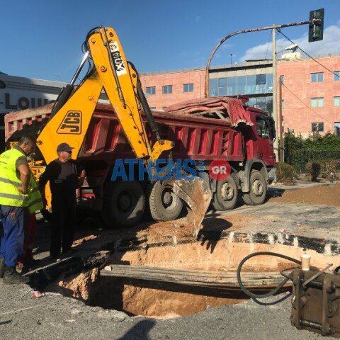 Εργασίες αποκατάστασης δρόμου στο Χαλάνδρι μετά την κακοκαιρία «Μπάλλος»