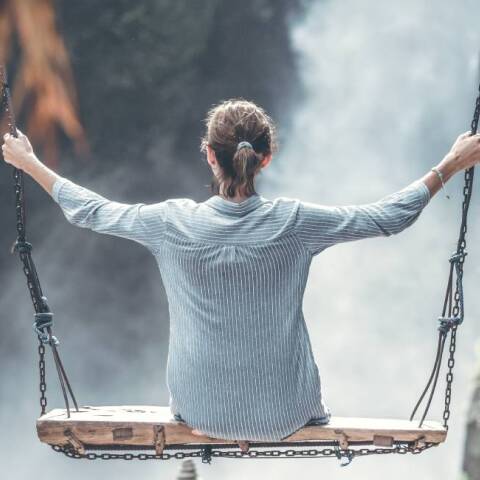 Γυναίκα κάνει κούνια ανάμεσα σε καταρράκτες