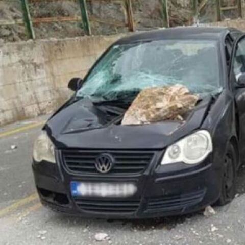Πτώση βράχου πάνω σε αυτοκίνητο στη Λαμία