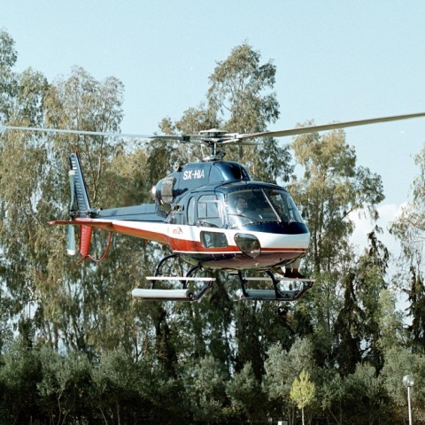 Ελικόπτερο με τρεις επιβαίνοντες προσγειώθηκε λόγω πυκνής νέφωσης σε... χωράφι