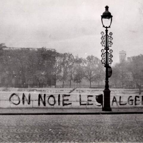 Η σφαγή των Αλγερινών στο Παρίσι - 17 Οκτωβρίου 1961 / Η φράση «Εδώ πνίγουμε Αλγερινούς» γραμμένη στο ανάχωμα του ποταμού Σηκουάνα