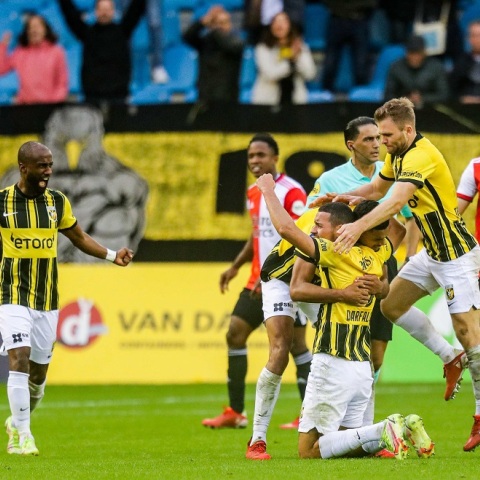 Κατέρρευσε κερκίδα ενώ πανηγύριζαν οι οπαδοί της Φιτέσε 