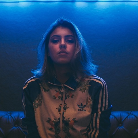 Ένα κορίτσι ποζάρει.