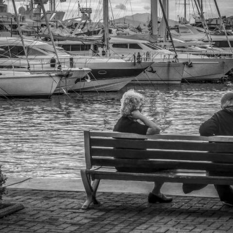 Ηλικιωμένοι κάθονται σε παγκάκι στην Μαρίνα Αλίμου