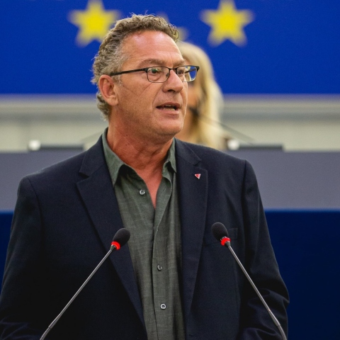 O Κώστας Αρβανίτης κατά τη διάρκεια ομιλίας του στο Ευρωκοινοβούλιο