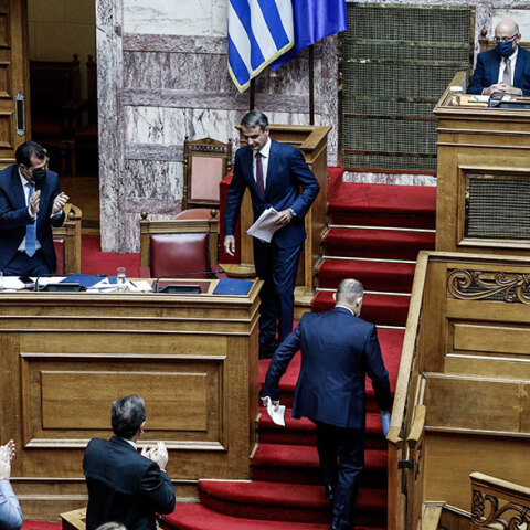 Ο πρωθυπουργός Κυριάκος Μητσοτάκης στη Βουλή απάντησε σε επίκαιρη ερώτηση του Αλέξη Τσίπρα για την πανδημία κορωνοϊού