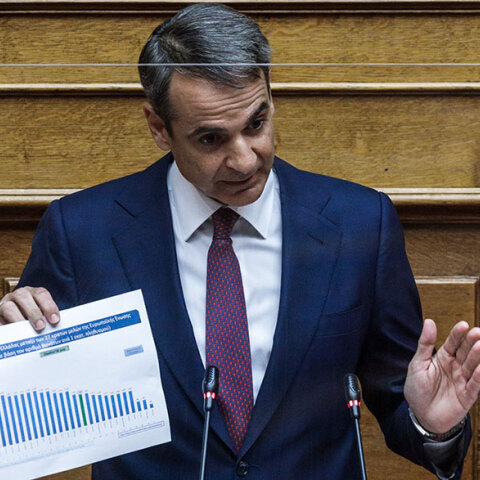 Ο πρωθυπουργός Κυριάκος Μητσοτάκης παρουσιάζει στοιχεία για την πανδημία κορωνοϊού και τους θανάτους στην Ελλάδα, απαντώντας σε επίκαιρη ερώτηση του Αλέξη Τσίπρα στη Βουλή