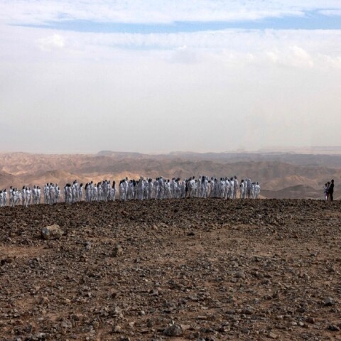 Διακόσιοι άνθρωποι πόζαραν γυμνοί στον φακό του Σπένσερ Τιούνικ για να σώσουν τη Νεκρά Θάλασσα