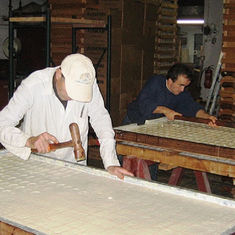 Κόψιμο και σφράγισμα των σαπουνιών.