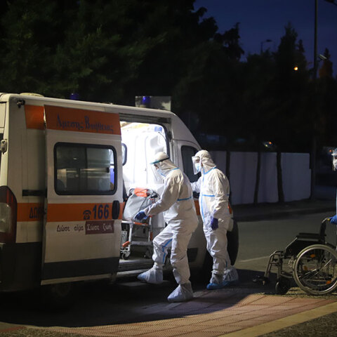 Ασθενοφόρο του ΕΚΑΒ - Έξαρση κρουσμάτων στη Βόρεια Ελλάδα με αρκετές περιοχές να έχουν τριψήφιο αριθμό