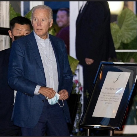 Ο Τζο Μπάιντεν σε εστιατόριο χωρίς μάσκα