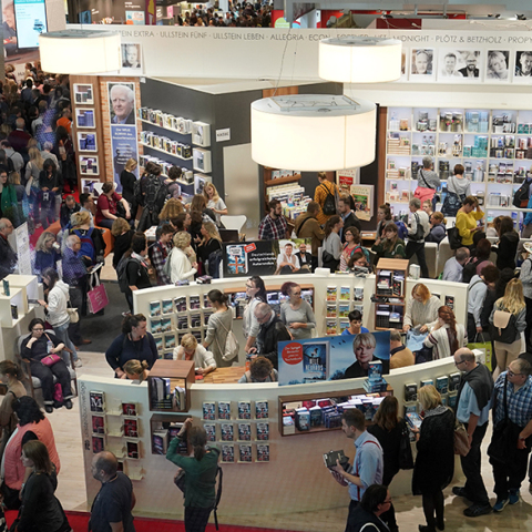 Με το σύνθημα "Re:connect – Welcome back to Frankfurt", η μεγαλύτερη και πιο σημαντική έκθεση βιβλίου παγκοσμίως, ανοίγει ξανά τις πύλες της.