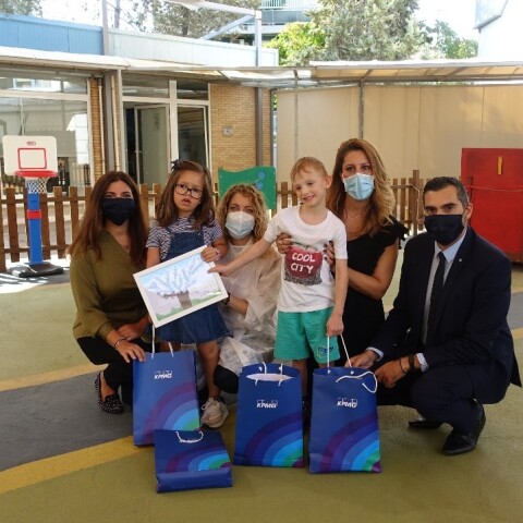 Στιγμιότυπο της παράδοσης των σχολικών στα παιδιά της ΕΛΕΠΑΠ στην Αθήνα από τους εκπροσώπους της KPMG, Μαρία Καστρησίου, Senior Advisor και τον Αλκιβιάδη Σιαράβα, Διευθυντή marketing και επικοινωνίας της KPMG στην Ελλάδα