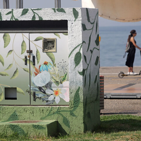 Κοπέλα με πατίνι δίπλα από ΚΑΦΑΟ στη Θεσσαλονίκη - Κοντά στις 3.500 αναμένονται τα κρούσματα σήμερα