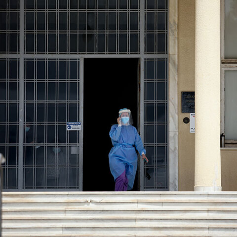 Νοσηλεύτρια σε νοσοκομείο - Τα κρούσματα σήμερα Τρίτη 19 Οκτωβρίου 2021 και την κατανομή τους ανακοίνωσε ο ΕΟΔΥ