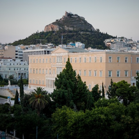 Ρωγμές στη Βουλή