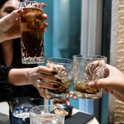 Θεσσαλονίκη: Καταδικάστηκε σε χρηματική ποινή για διασκέδαση με δανεικό πιστοποιητικό εμβολιασμού