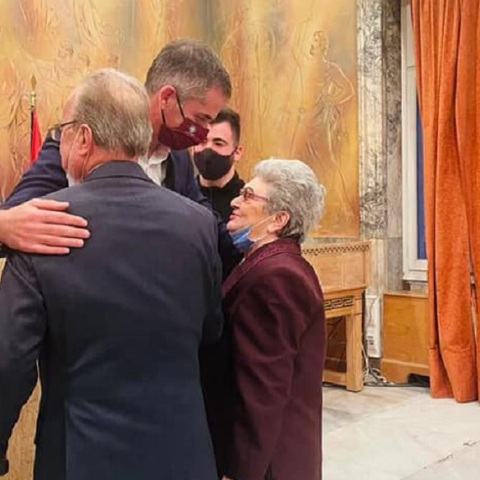 Ο Μπακογιάννης πάντρεψε στο δημαρχείο ένα ζευγάρι 87 και 85 ετών