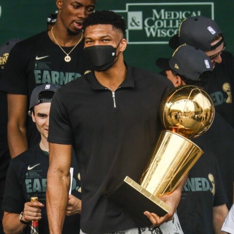 Ο Γιάννης Αντετοκούνμπο με το τρόπαιο του ΝΒΑ