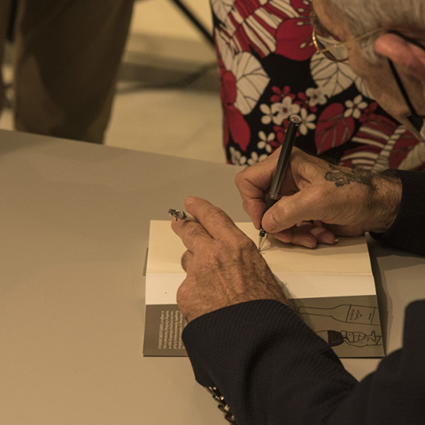 O Γιάννης Μπουτάρης υπογράφει βιβλίο του 