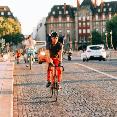 Ποδηλάτης σε δρόμο του Παρισιού