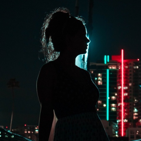 Ενα κορίτσι το βράδυ.